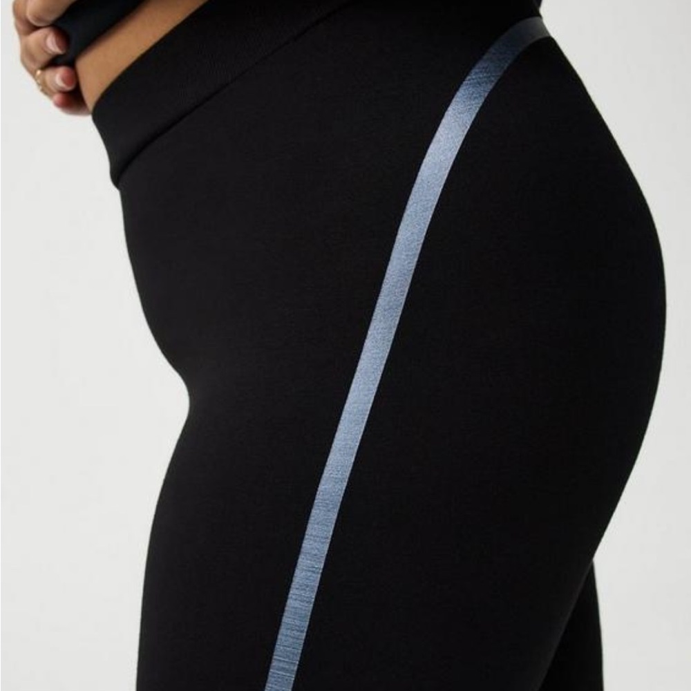 Torrid Premium Crop Leggings Foiled Deep Black
Size 4X (26) NWT! - Picture 15 of 15